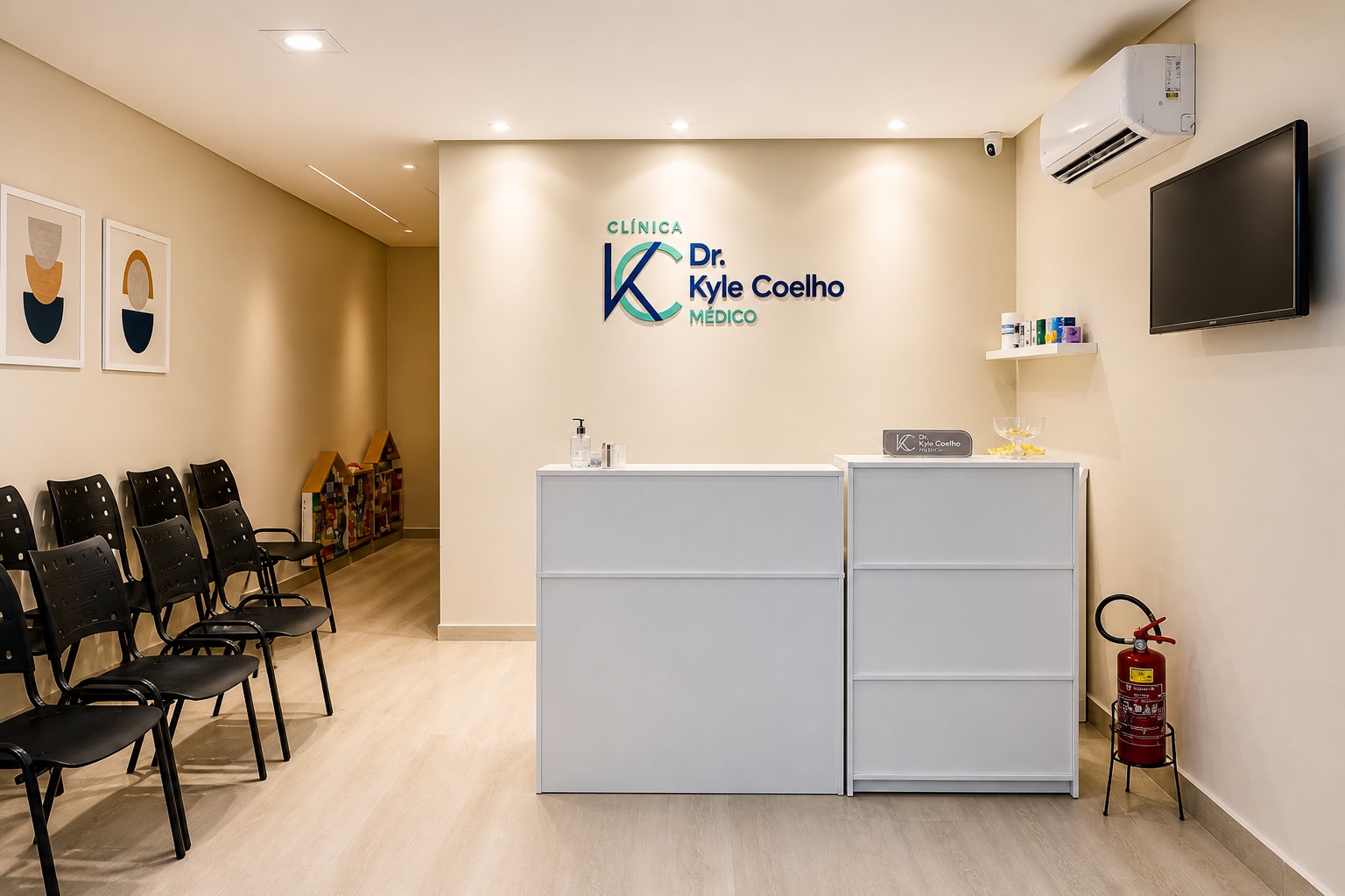 Recepção da Clínica Dr. Kyle Coelho, com balcão de atendimento e sala de espera.